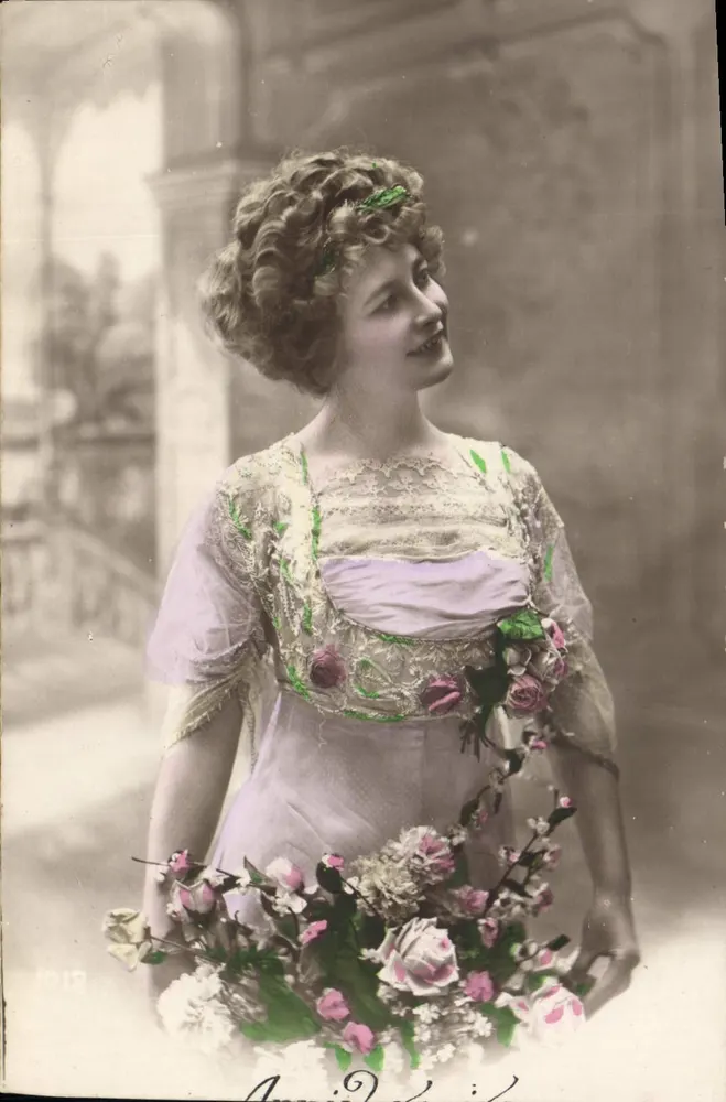 Junge Frau in einem mit Rosen verzierten Kleid — Phototypie — Unbekannter Verlag, Seriennummer nicht sichtbar - Vorderseite