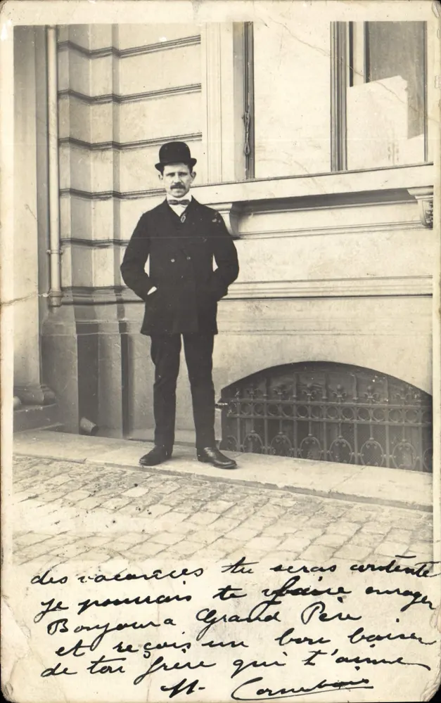 Homem em traje e chapéu melon — em frente a um prédio em Paris — editor Union postale universelle - Frente