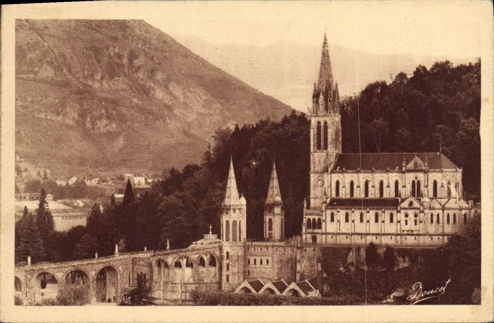 Basílica Nossa Senhora de Lourdes — vista da basílica e do museu — Doucet - Frente