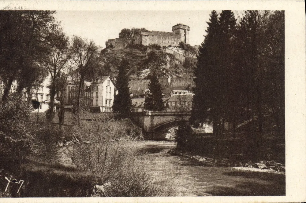 Lourdes — Le Château-Fort et le Gave — Édition E. Quinault Lourdes - Recto