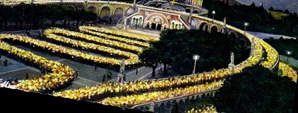 Lourdes — Die Beleuchtete Basilika und die Fackelprozession — Éditeur IRIS LOURDES, n° 256 - Vorderseite