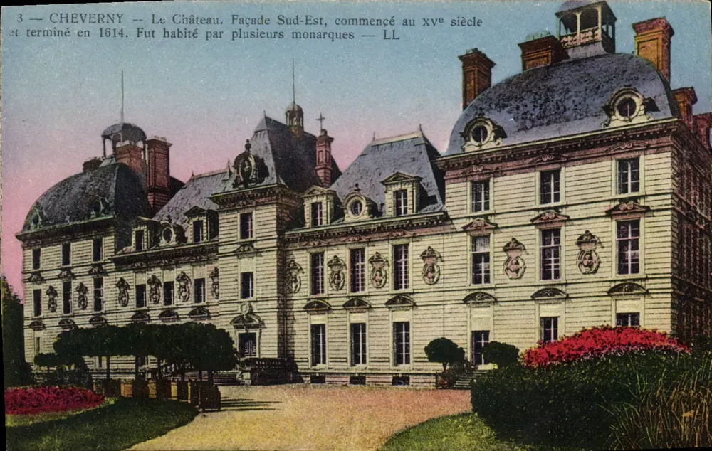 Cheverny — O Castelo. Fachada Sudeste, iniciado no século xv e concluído em 1614. Foi habitado por vários monarcas — LL - Frente