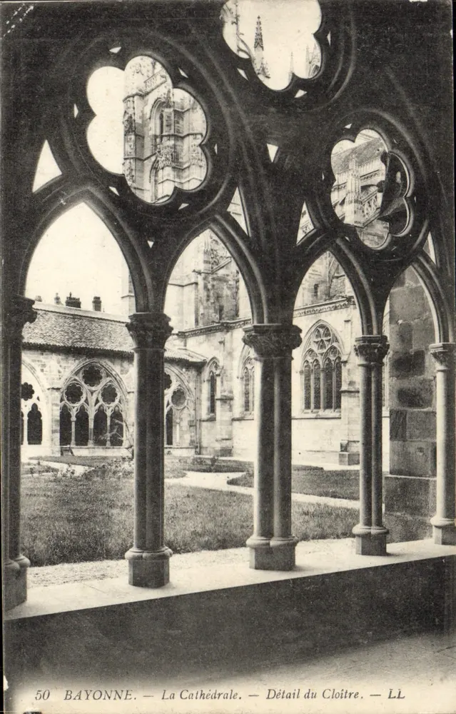 Bayonne — A Catedral — Detalhe do Claustro — LL - Frente