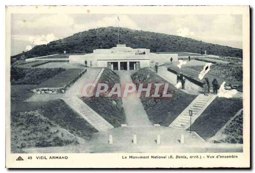 Der Nationale Denkmal (R. Danis, Architekt) — Überblick — Vieil Armand - Vorderseite