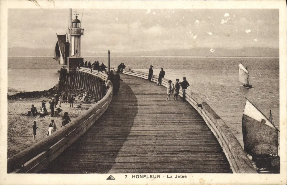 Honfleur - A Jetée — com farol e barcos a vela — editor Bilhete postal antigo 7 - Frente