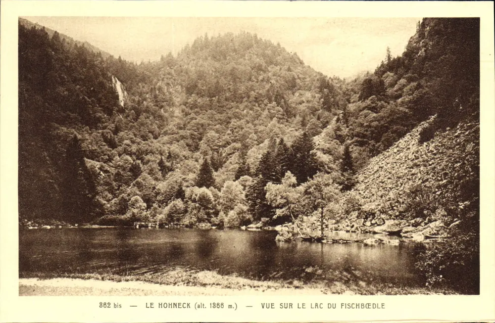 Der Hohneck (Höhe 1866 m.) — Blick über den See Fischbädel - Vorderseite