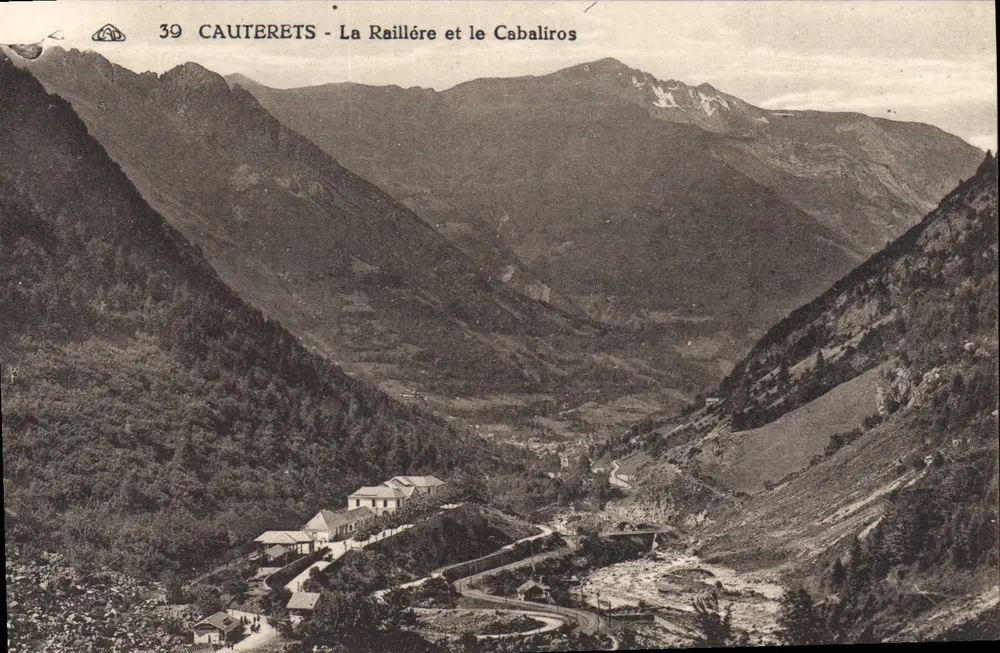 Cauterets - La Raillère e il Cabaliros — vista panoramica delle montagne e del paese - Recto