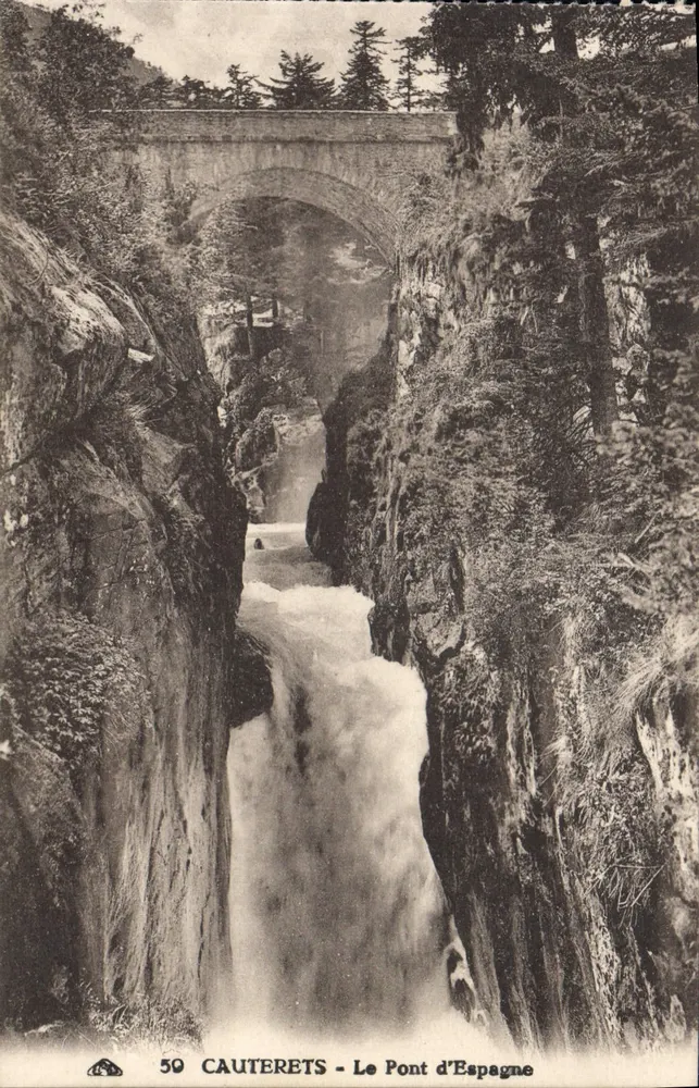 Cauterets - O Ponte da Espanha — vista do ponte de pedra sobre um canyon com cascata — série 50 - Frente