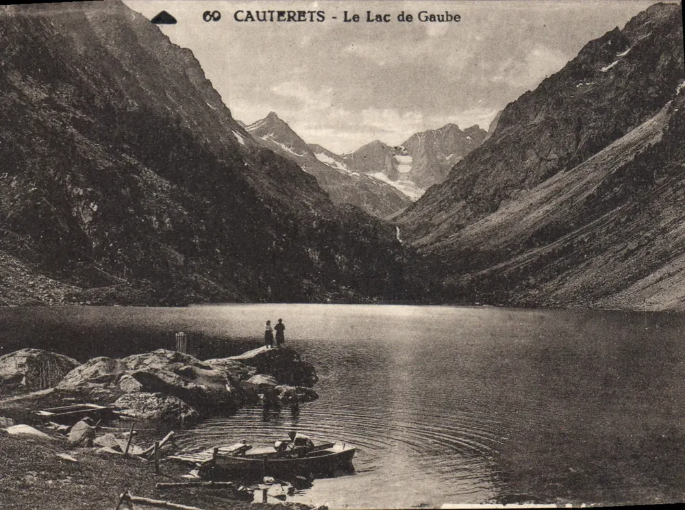 Cauterets - O Lago de Gaube — vista panorâmica com duas pessoas em uma rocha e um barco a aproximar-se — editor não identificado, n° de série 69 - Frente