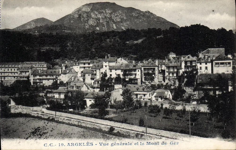 Argelès — Vista geral e o Monte de Gér - Frente