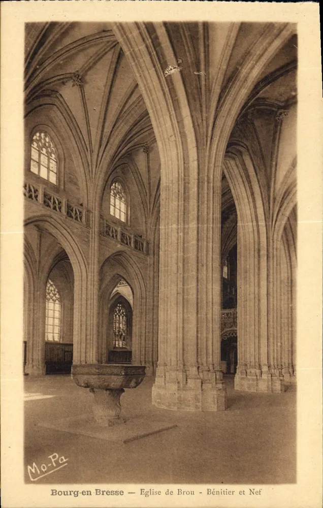 Bourg-en-Bresse — Kirche von Brou — Taufbecken und Kirchenschiff - Vorderseite