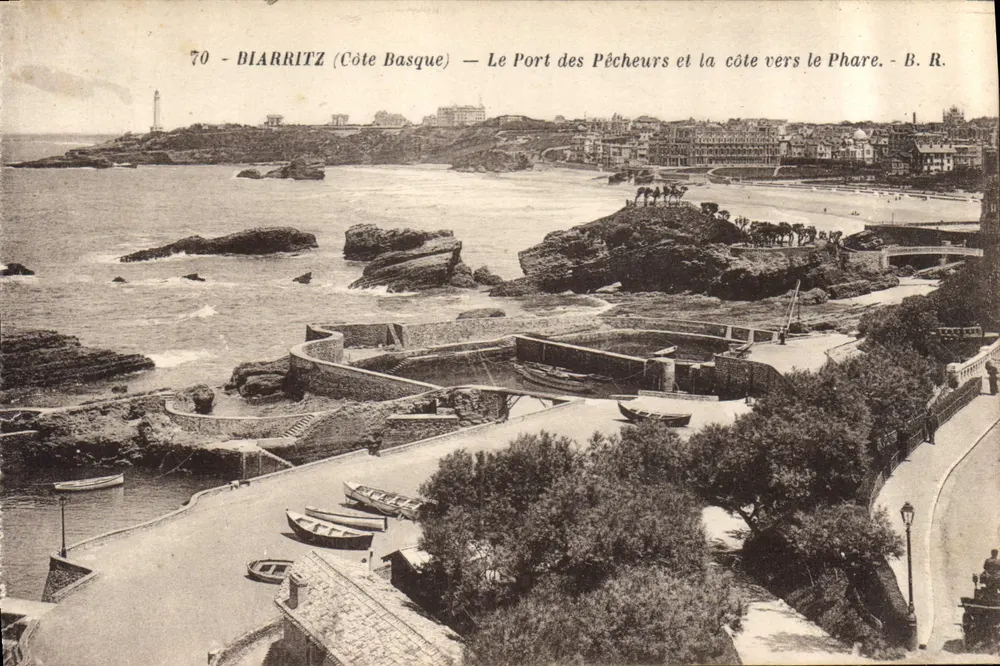 Biarritz (Côte Basque) — Ansicht des Hafens der Fischer und der Küste in Richtung Leuchtturm — B. R. - Vorderseite