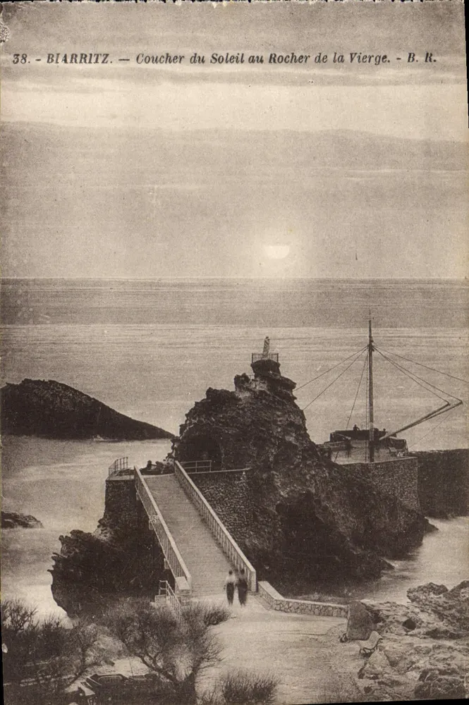 Biarritz — Coucher du Soleil au Rocher de la Vierge — B. R. - Recto