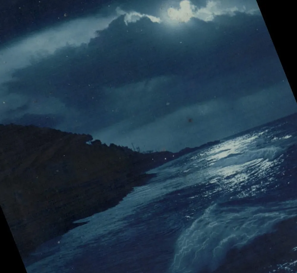 Costa noturna sob a lua — vista do mar e da margem — editor: Made in Rafa (Perinod) - Frente