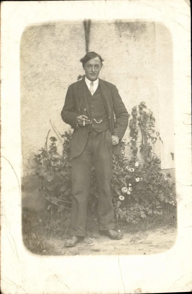Homem em traje — jardim — cartão postal anônimo - Frente