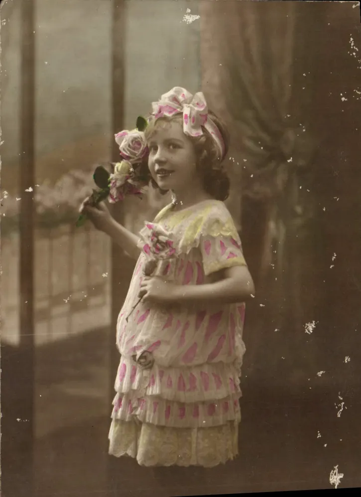 Menina em vestido com motivos rosa e amarelo — coroa de rosas — bilhete postal antigo - Frente