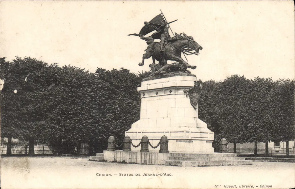 Chinon — Estátua de Joana d'Arc — M. Huault, livraria, Chinon - Frente