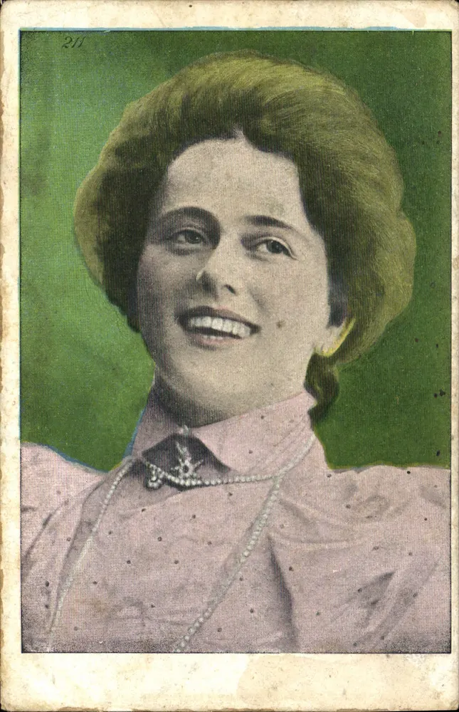 Mulher sorridente — retrato — n°211 - Frente