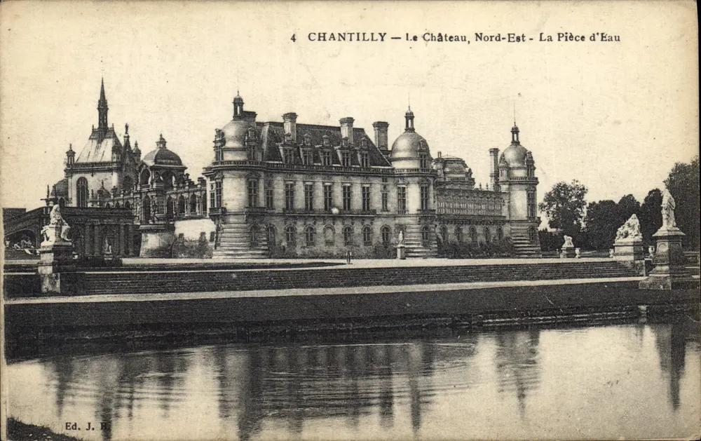 Chantilly — Das Schloss, Nordosten — Die Wasserstelle — Verlag J. R. - Vorderseite