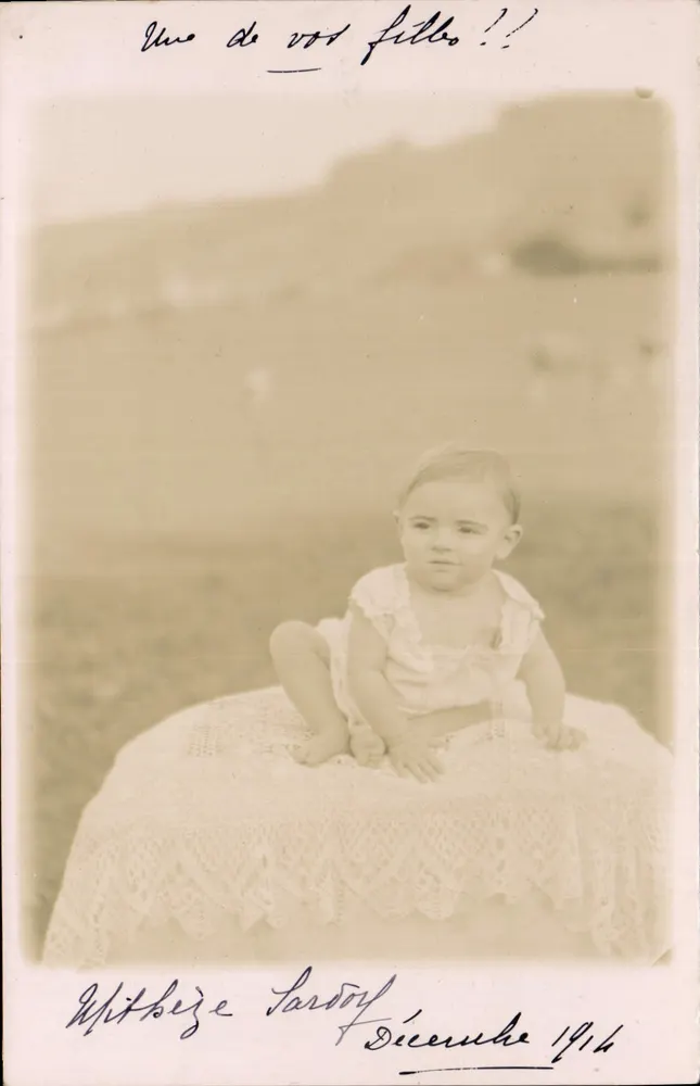 Bebê sobre cobertor bordado — Mittheze Sardoy, dezembro de 1916 - Frente