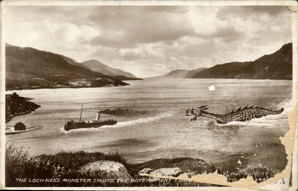 Der Monster des Loch Ness — Ansicht mit Boot und Kreatur — Antike Ansichtskarte n°244 - Vorderseite