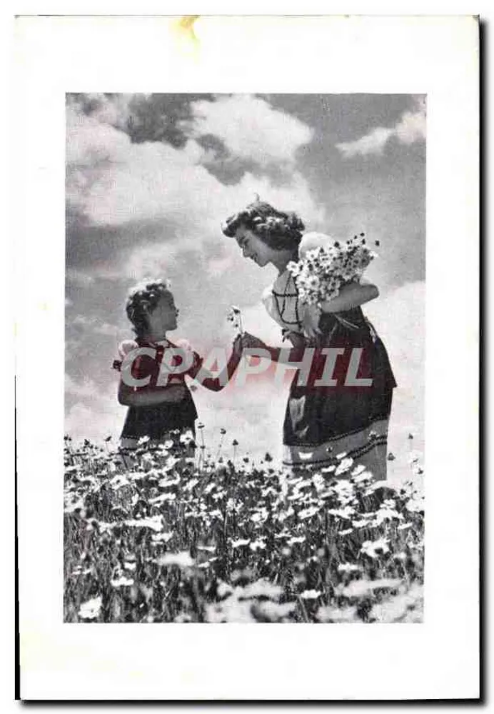 Mulher e criança em um campo de flores — publicidade para as folhas de luxo Kodak — editor não visível - Frente