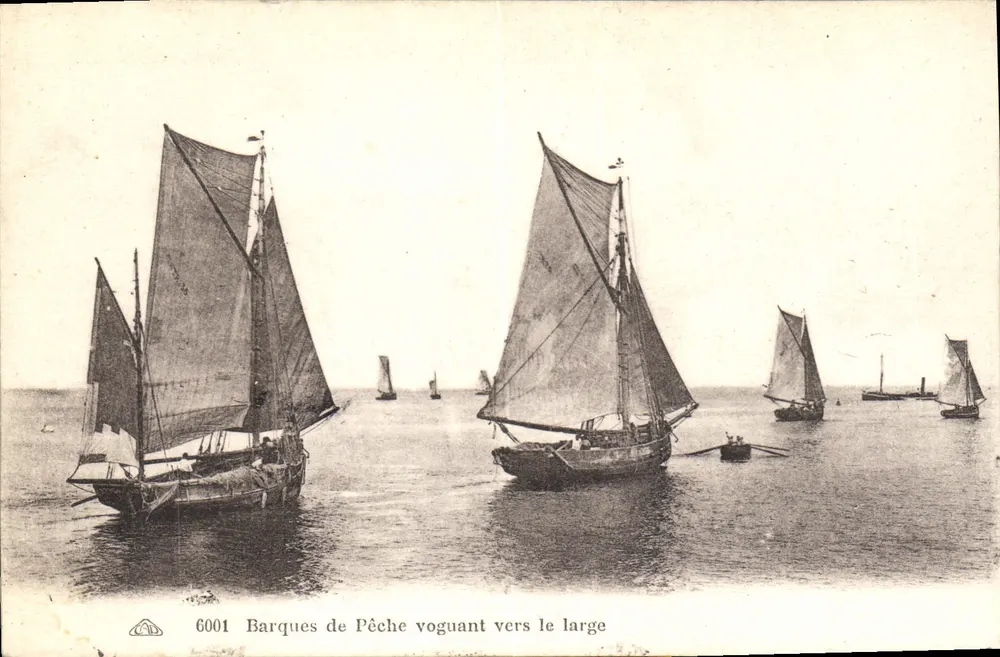 Barcos de pesca navegando para o mar aberto — série 6001 - Frente
