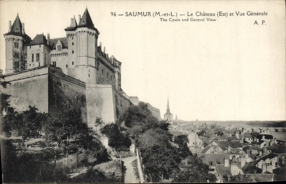 Saumur (M.-et-L.) — Das Schloss (Osten) und Allgemeiner Blick — A.P. - Vorderseite