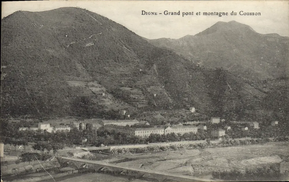 Digne - Großer Brücke und Berg Cousson — Panoramablick mit Verleger 'Mme Amioll, tabaies, 1, Rue Colonel Payan, Digne' - Vorderseite