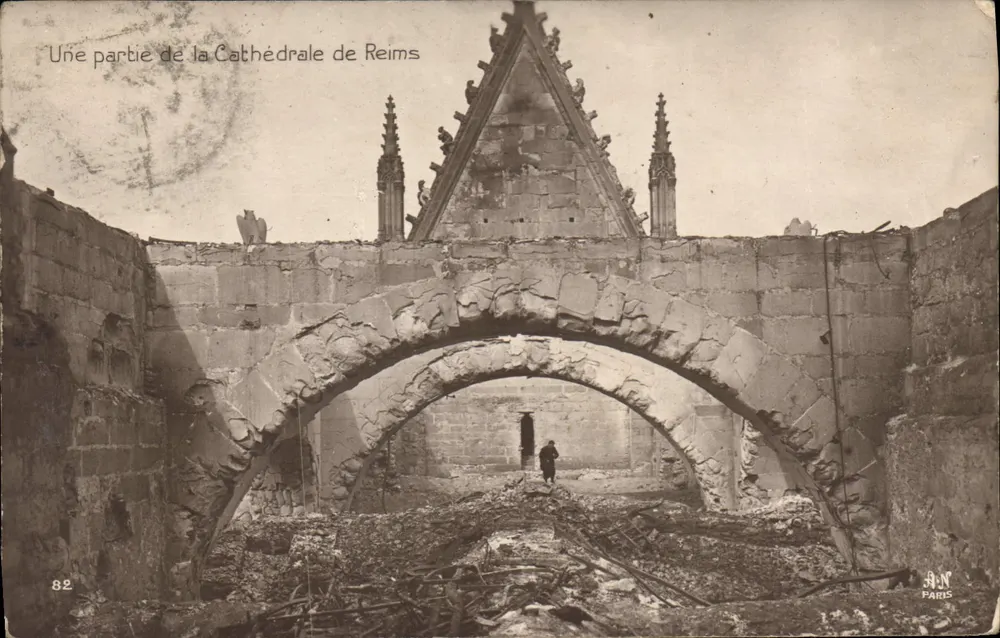 Catedral de Reims — Ruínas após a guerra — A.N. PARIS, n°82 - Frente