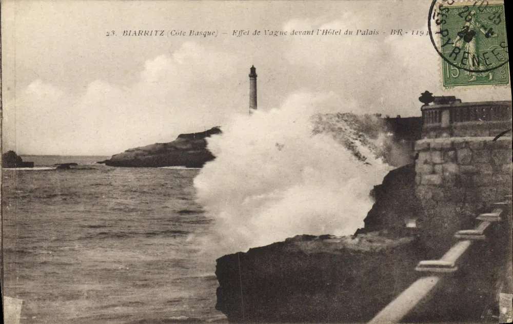 Biarritz (Côte Basque) — Efeito de Onda diante do Hotel do Palácio — BR-119 - Frente