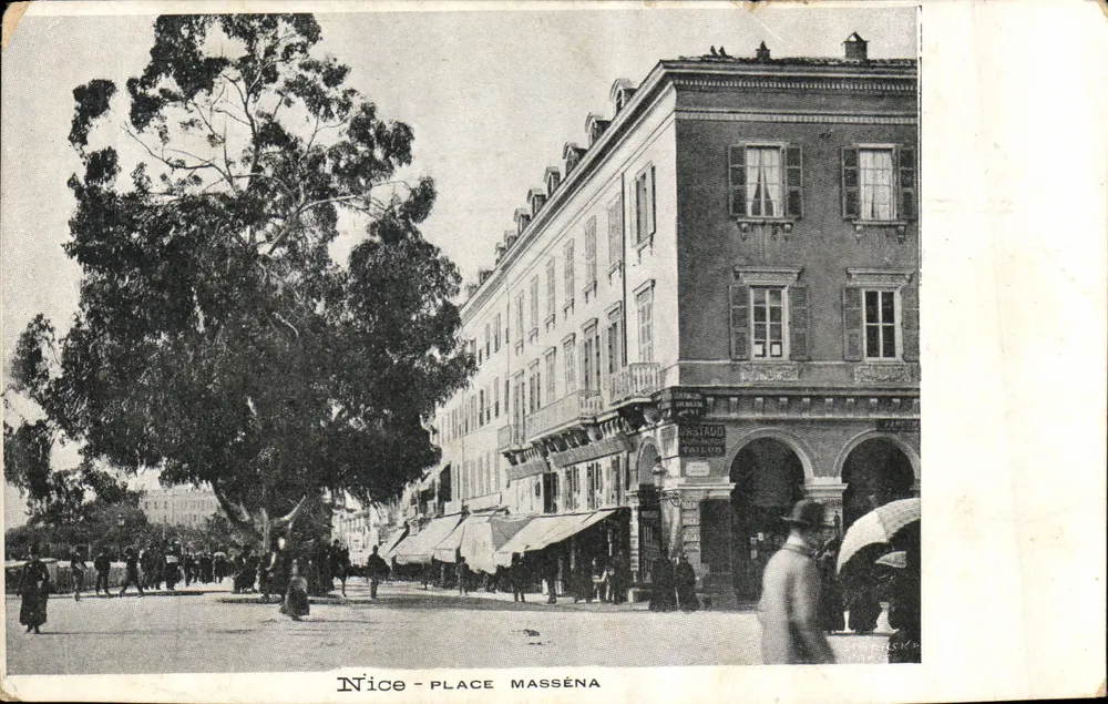 Nice - Place Masséna — vista da praça com um grande árvore e edifícios — editor desconhecido, número de série não visível - Frente