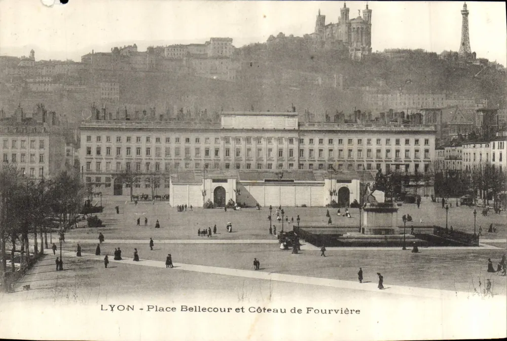 LYON - Place Bellecour und Côteau de Fourvière — Panoramablick mit der Kathedrale und der Fourvière-Turm - Vorderseite