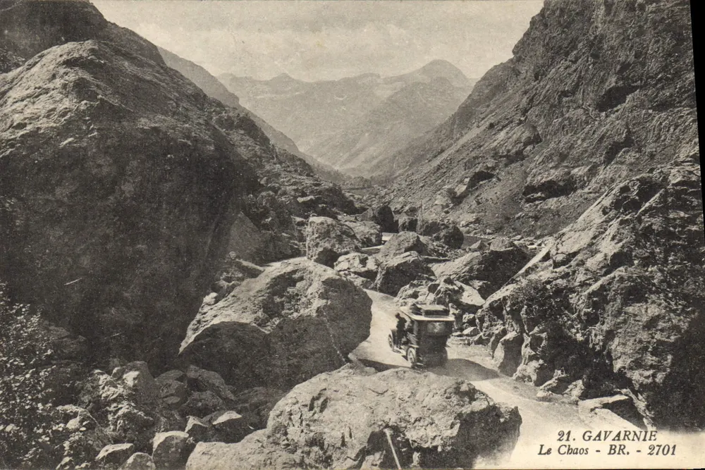 O Caos - Gavarnie — vista do caos rochoso com carro — editor BR, n° 2701 - Frente