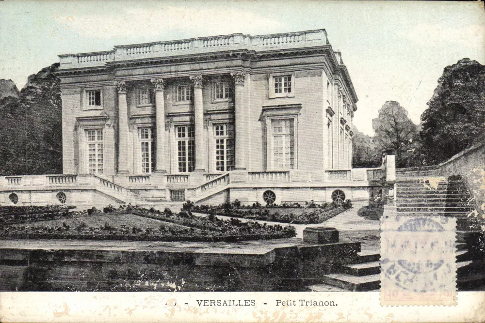 Versailles - Petit Trianon — widok na klasyczny budynek z ogródkiem i schodami - Awers