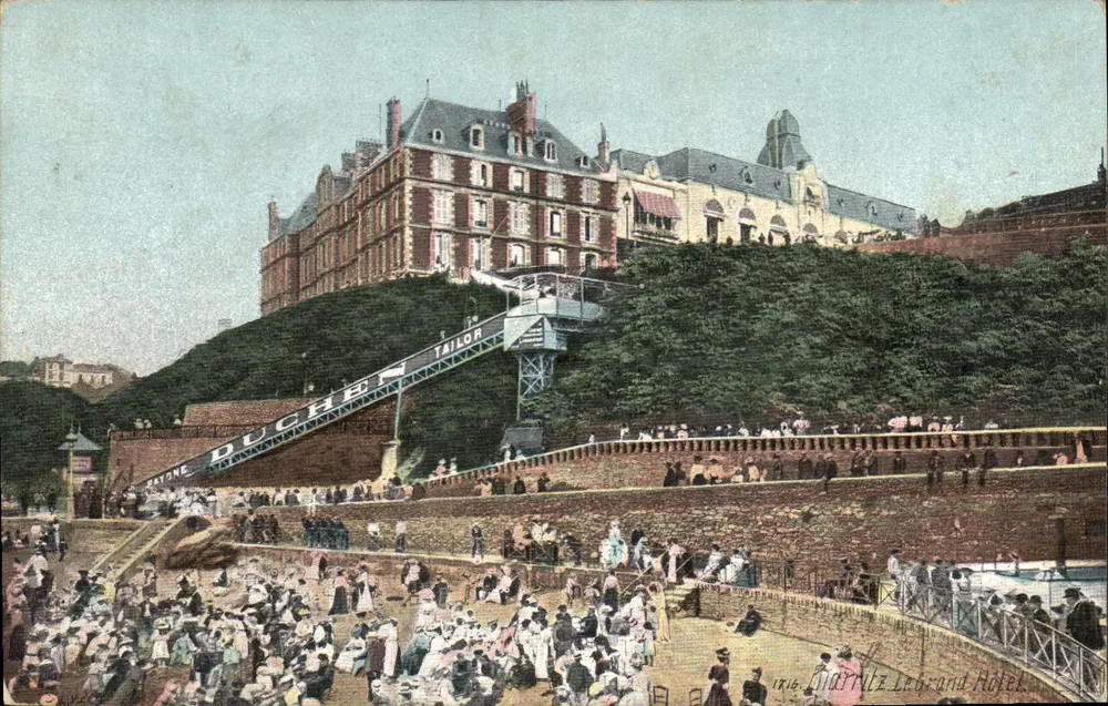 Het Grand Hôtel in Deauville — uitzicht met lift en promenade — uitgever A. V. & Cie, Parijs - Voorkant