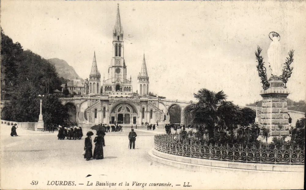 Lourdes — Die Basilika und die gekrönte Jungfrau — LL. - Vorderseite