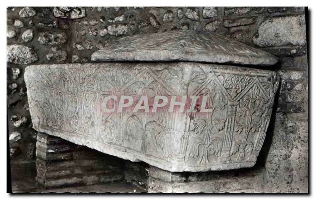 एल्ने (पिरेनीज-ओरिएंटल) — 12 वीं शताब्दी के सर्कोफ़ेगो में क्लोस्टर में — ले एडिशन्स ले एनिग्म अर्बेन - आगे