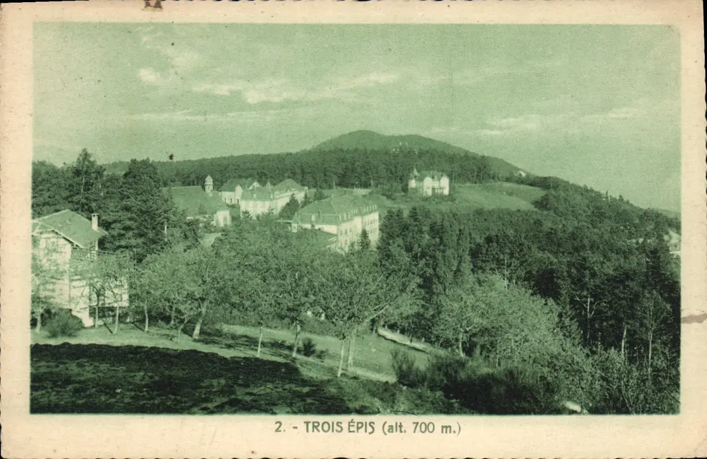 Trois Épis (alt. 700 m.) — vista panorâmica dos edifícios e do paisagem — Carta « La Cigogna » da Coursa - Frente