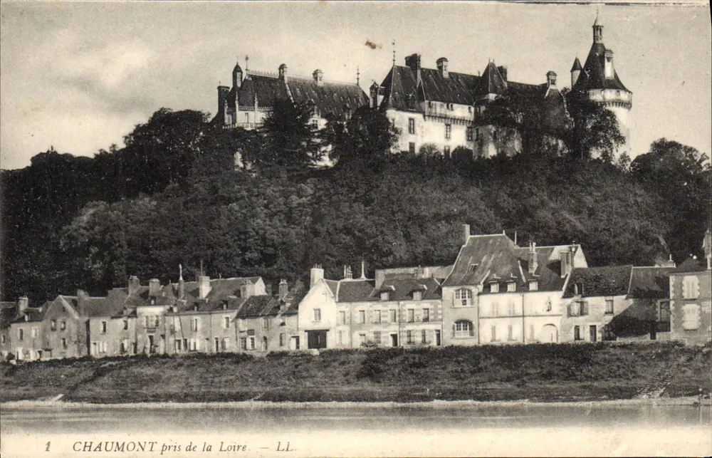Chaumont perto da Loire — Castelo dominando a cidade — LL - Frente