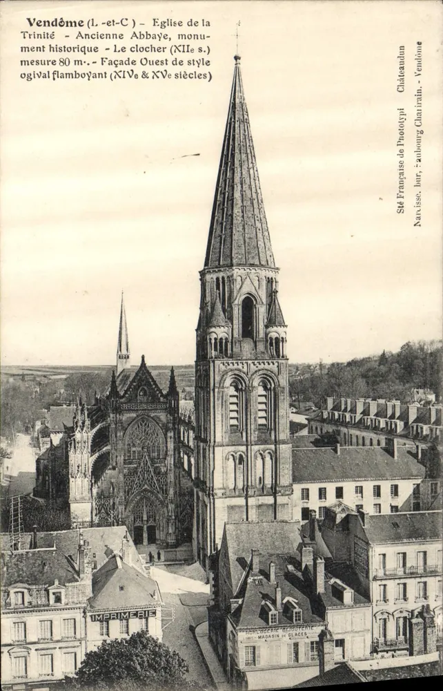Vendôme (l.-et-C) - Kirche der Dreifaltigkeit - Ehemalige Abtei, historisches Monument - Der Turm (12. Jahrhundert) misst 80 m. - Westfassade im flämischen Gotikstil (14. und 15. Jahrhundert) - Vorderseite