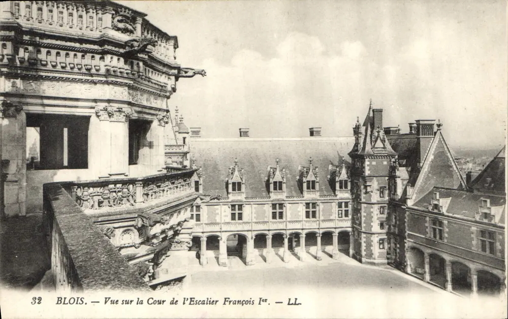 Blois — Ansicht der Cour de l'Escalier François Ier — LL. — Nr. 32 - Vorderseite