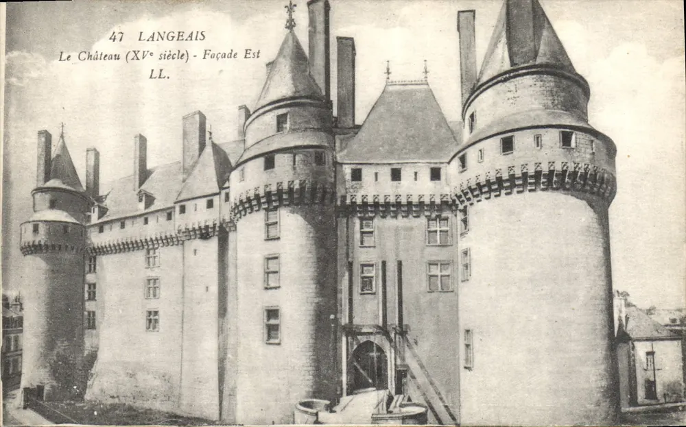 Langeais — O Castelo (século XV) - Fachaça Leste — LL. - Frente