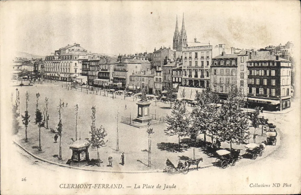 Clermont-Ferrand — A Praça de Jaude — Coleções ND Phot - Frente