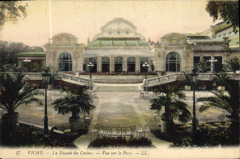 Vichy — Die Fassade des Casinos — Blick auf den Park — LL. — Nr. 17 - Vorderseite