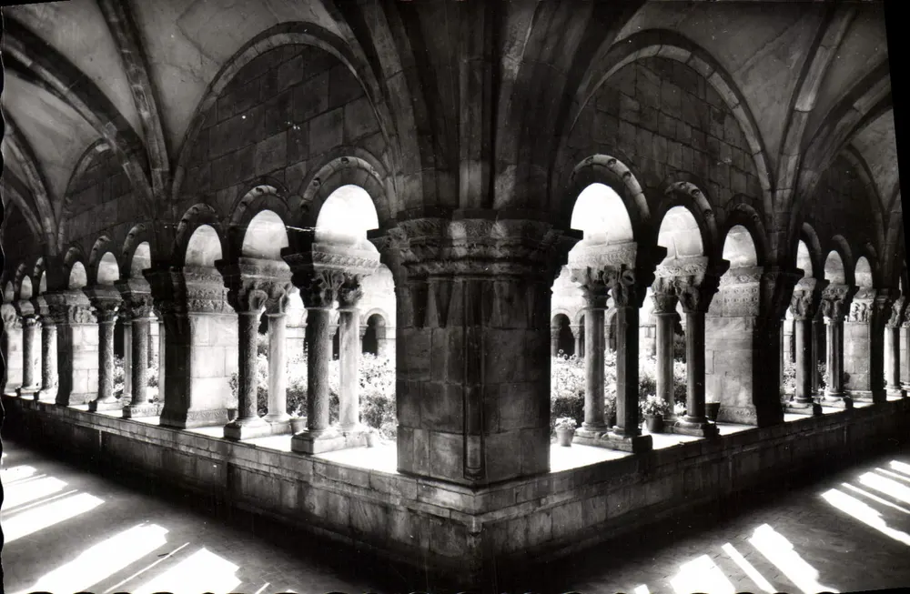 Elne (Pyrénées-Orientales) — Der Cloister - Nord-West-Galerie — Les Éditions Lyon Magenta S.L. - Vorderseite
