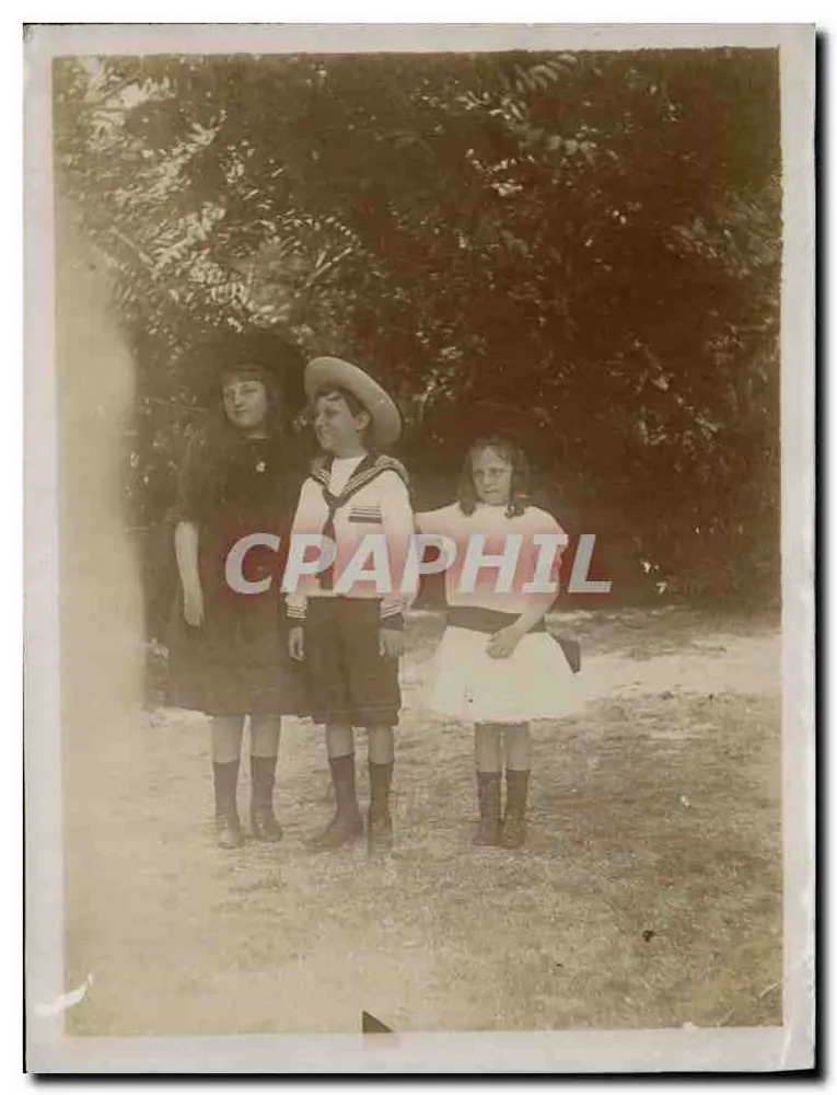 Três crianças em traje da época — fotografia de exterior — sem editor ou número visível - Frente