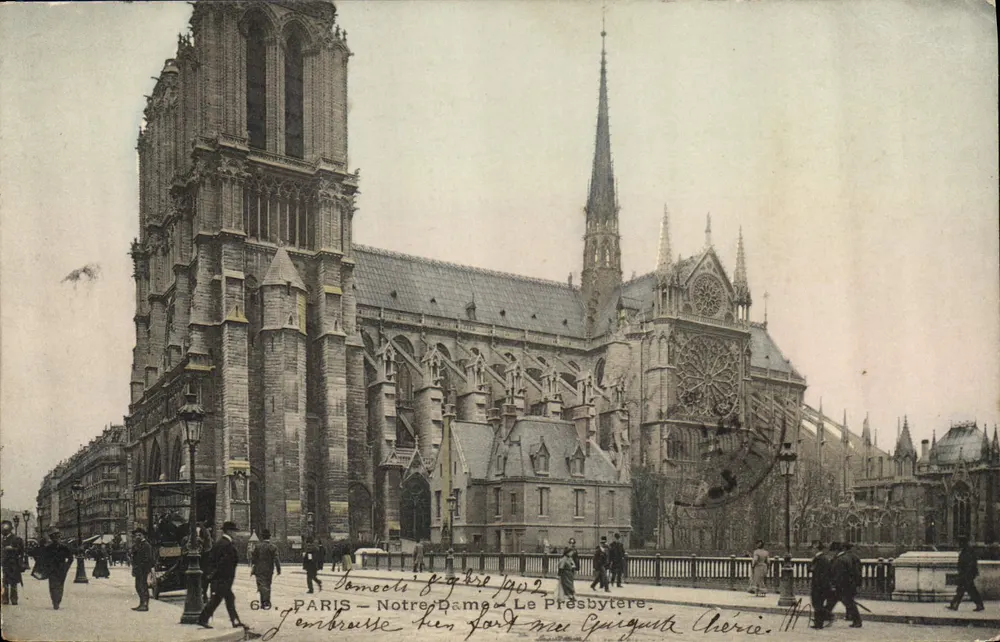 Paris - Notre-Dame - O Presbitério — vista da catedral com a torre norte e o portal, editor Jombrousse, n°66 - Frente