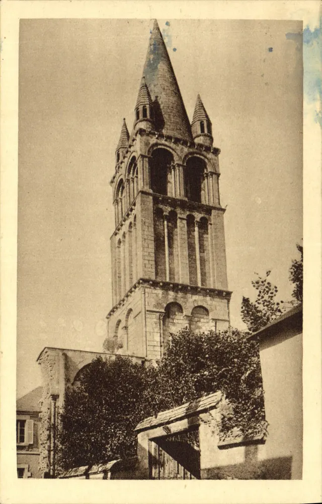 Châteauroux — Torre da antiga Abadia de Déols, fundada em 917 — Edição Au E. (n° 752) - Frente