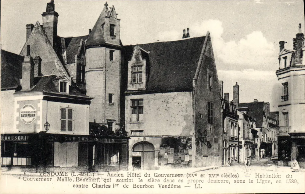 Vendôme (L.-et-C.) — Ehemaliges Hotel des Gouverneurs (15. und 16. Jahrhundert) — Wohnsitz des Gouverneurs Maillé-Benéhart, der den Belagerung in seinem eigenen Haus standhielt, unter der Liga, im Jahr 1589 - Vorderseite